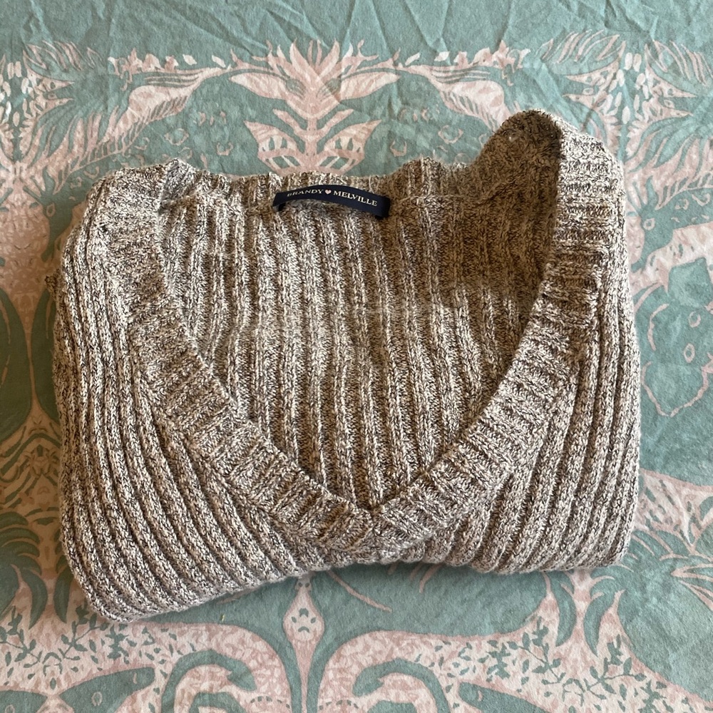 Brandy Melville Knit Long Sleeve sweater one size!